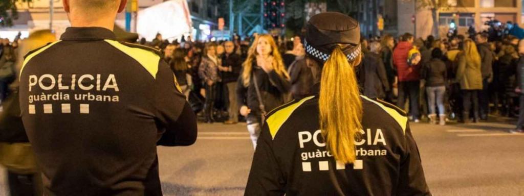 Agents de la Guàrdia Urbana patrullant a Barcelona