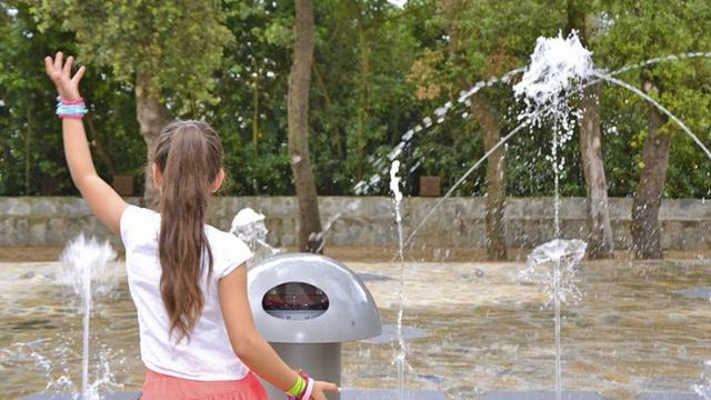 Una niña en el parque de agua del Tibidabo / TIBIDABO