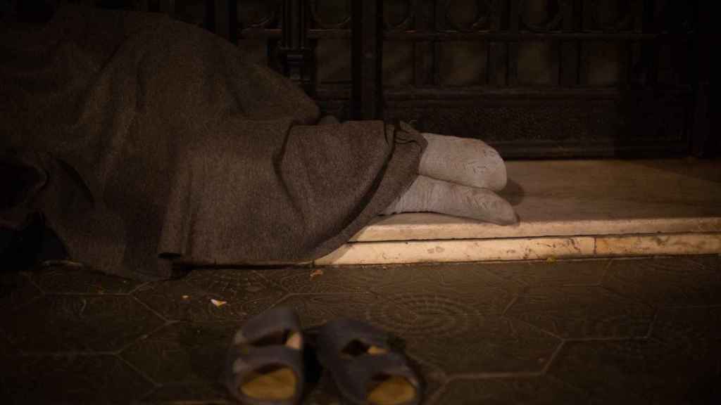 Un home en situació de sinhogarisme en una imatge d'arxiu / EUROPA PRESS - David Zorrakino