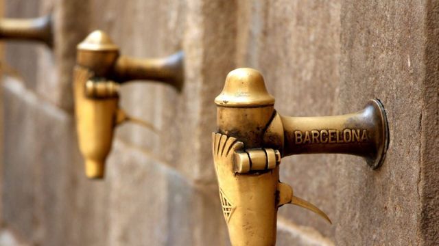 Fuente con varios grifos en Barcelona