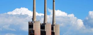 Las Tres Chimeneas en Sant Adrià de Besòs, cercanas al nuevo puerto de entrada marina de fibra óptica / ARCHIVO