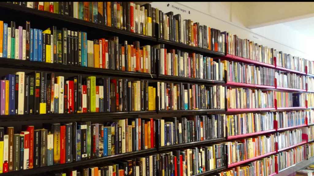 Estanteries plenes de llibres en una de les millors llibreries de segona mà de Barcelona / ARXIU
