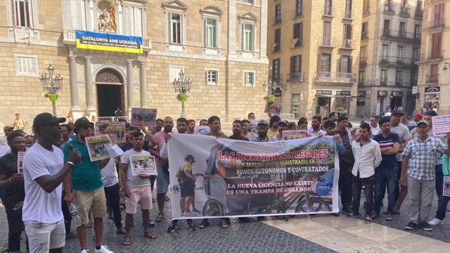 Conductores de bicitaxis de Barcelona protestan contra su futura prohibición en la plaza Sant Jaume / CEDIDA