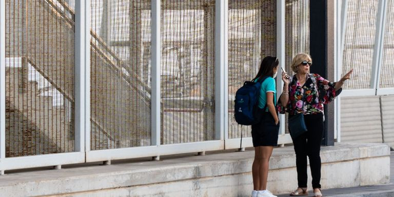 Josefina Halfen, hablando con el personal de Costa Cruceros de manera desesperada / LUIS MIGUEL AÑÓN (MA)