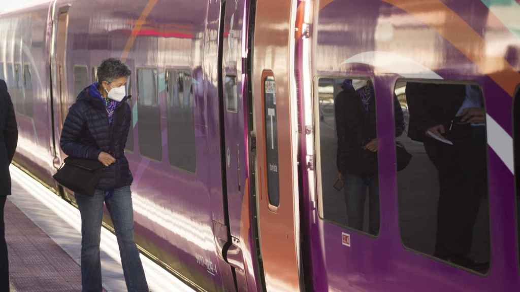 Viatgera que s'hi sobe a un tren Avlo / EUROPA PRESS