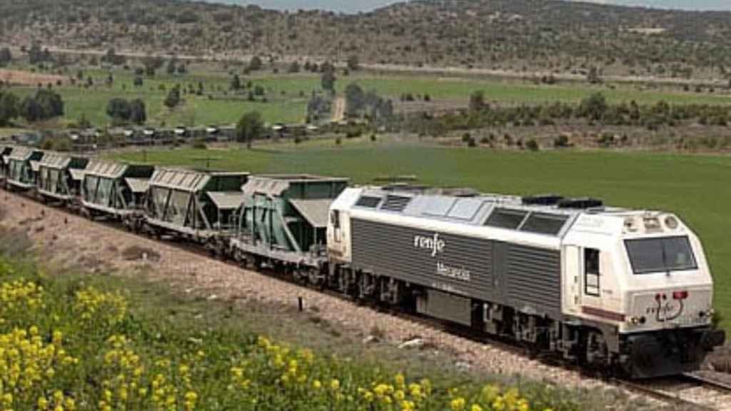 Un tren de mercaderies de renfe / RENFE