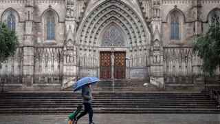 La Plaza de la Catedral de Barcelona durante una jornada de lluvia / EFE