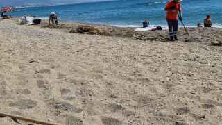 Trabajadores del AMB limpiando la playa del Fòrum tras un temporal / CEDIDA