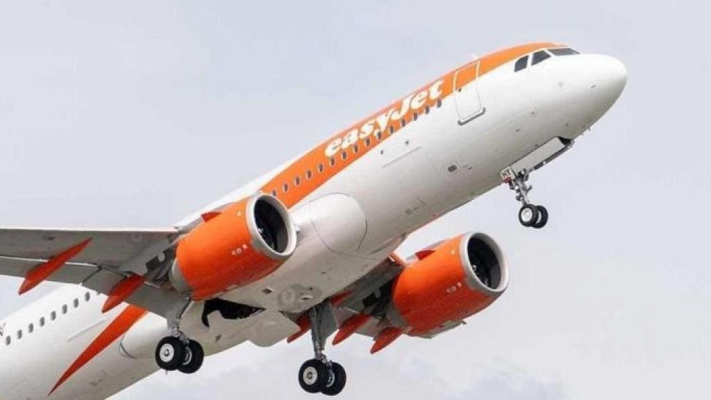 Avión de Easyjet en el momento del despegue