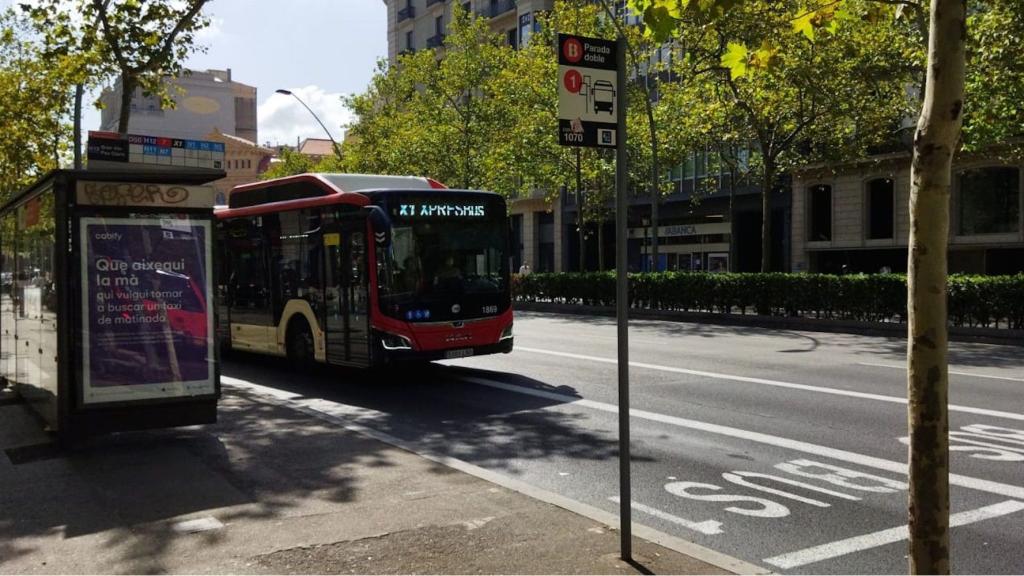 Un bus exprés X1 de TMB a la Gran Via