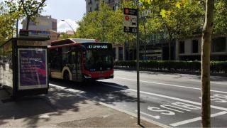 Un bus exprés X1 de TMB en la Gran Via, este lunes / METRÓPOLI - JORDI SUBIRANA