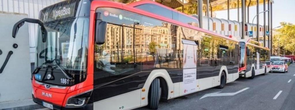Un bus X1 de TMB al costat del mercat dels Encants / TMB
