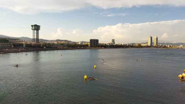 Vistas del frente marítimo de Barcelona desde el mirador situado junto al Hotel Vela / METRÓPOLI - JORDI SUBIRANA