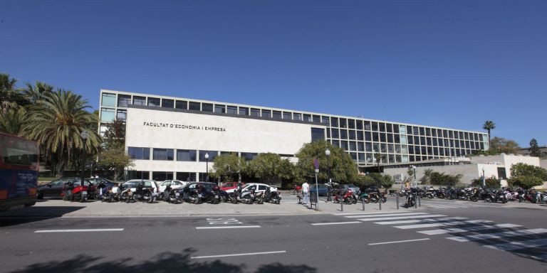 Tramo de la avenida Diagonal ante la facultad de Empresariales / UB