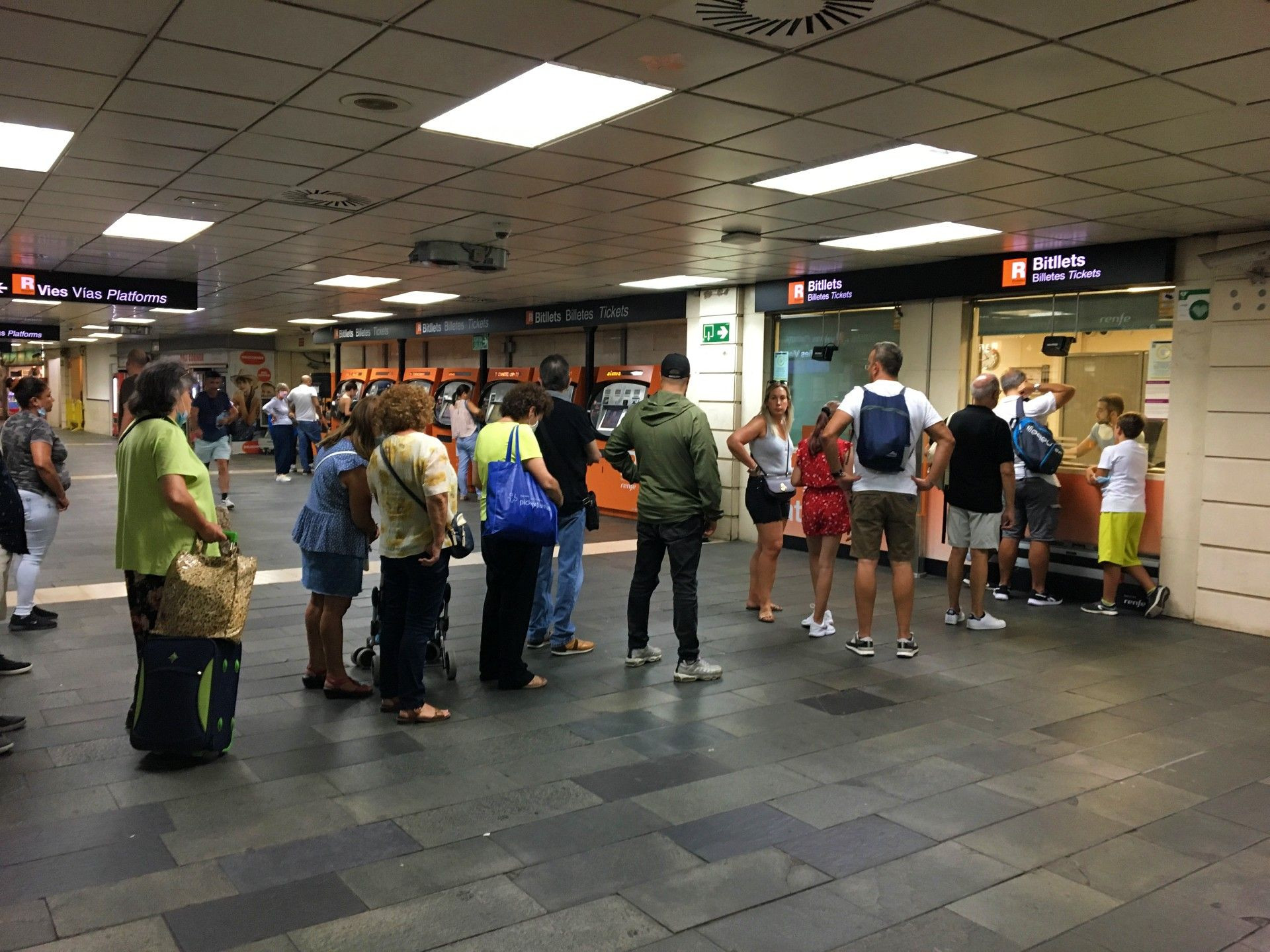 Cua al punt d'informació de Rodalies de plaça Catalunya en el primer dia amb rebaixa de transport públic / METRÓPOLI - RP