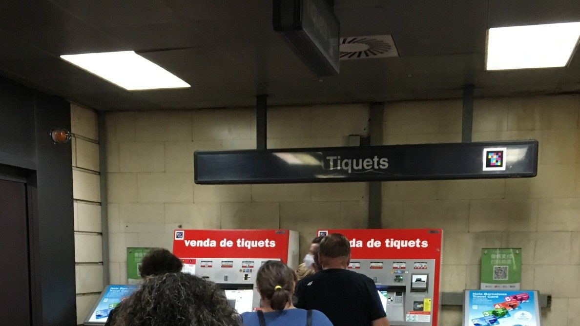 Cola ante una máquina de venta automática de TMB / METRÓPOLI - RP
