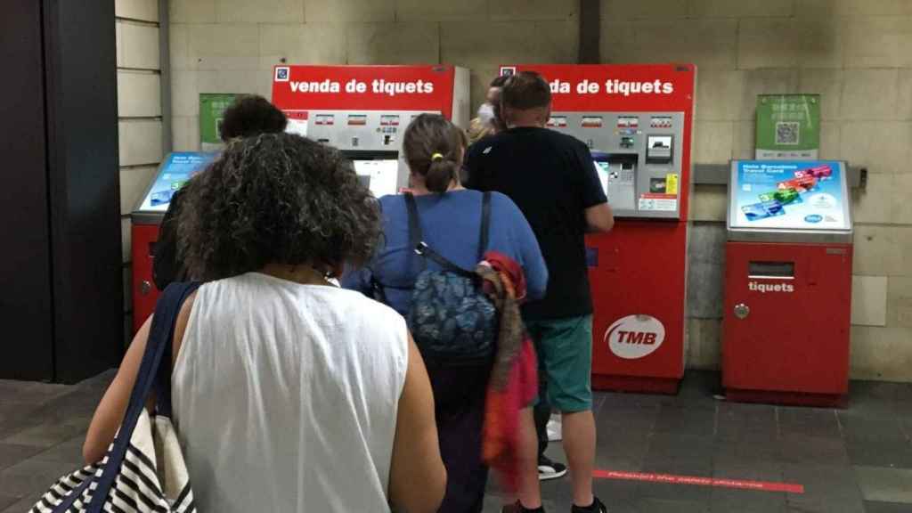 Cua davant una màquina de venda automàtica de TMB / METRÓPOLI - RP