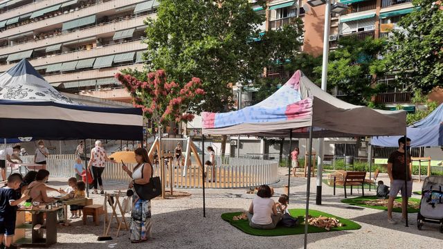 Niños de una ludoteca juegan en Sants-Montjuïc / AYUNTAMIENTO DE BARCELONA