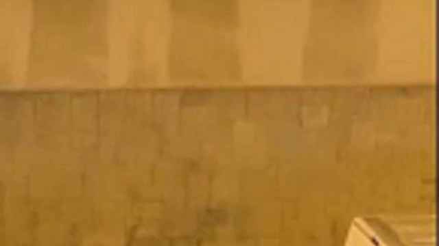 Dos jóvenes practicando sexo en plena calle en el Poble-sec / TWITTER