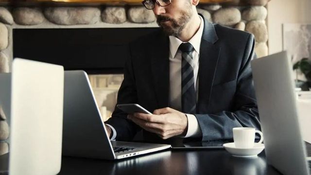 Trabajador en una oficina en Barcelona / IEBS