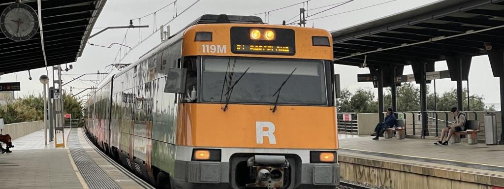 Tren de la R1 de Rodalies en la estación de Cabrera de Mar / METRÓPOLI