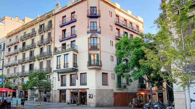 El edificio del número 1 de la plaza comercial del Born / INMA SANTOS HERRERA