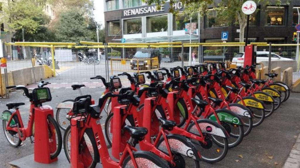 Bicis del Bicing amb publicitat en una estació de l'Eixample / METRÒPOLI - JORDI SUBIRANA