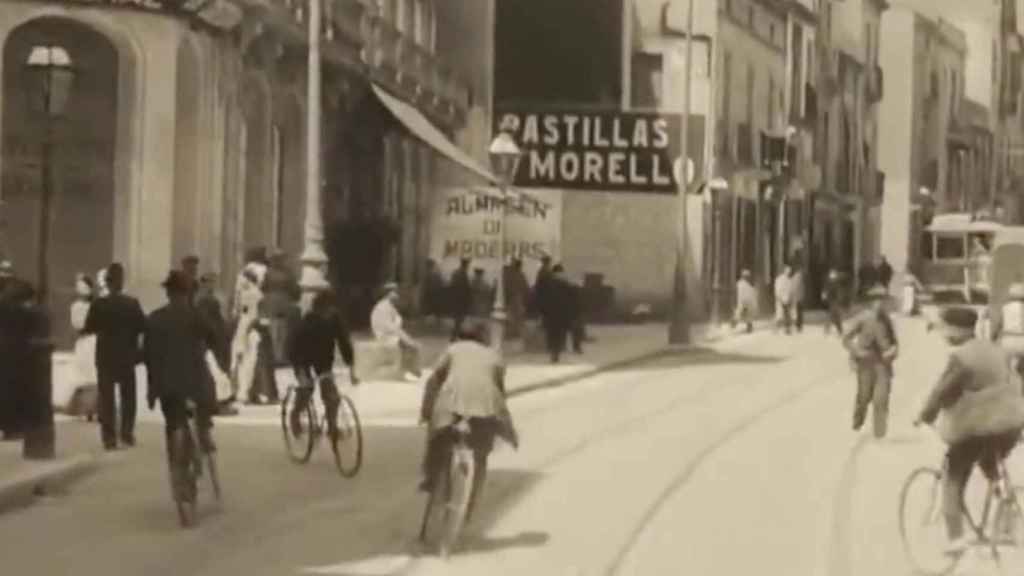 Imatges del carrer de Gran de Gràcia el 1909 / FILMOTECA DE CATALUNYA