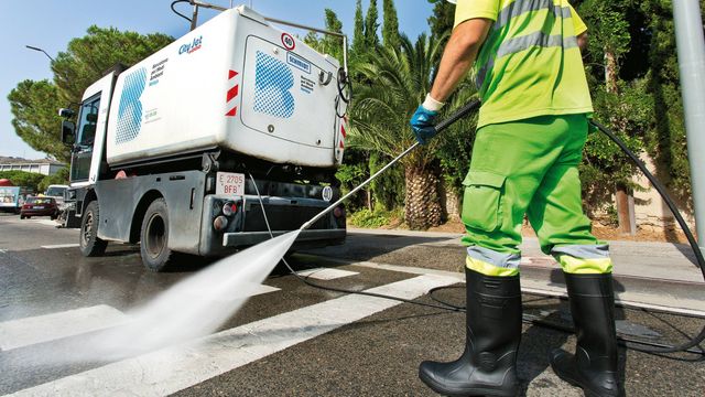 Trabajador del servicio de limpieza en Barcelona, que ha desconvocado la huelga / SORIGUÉ