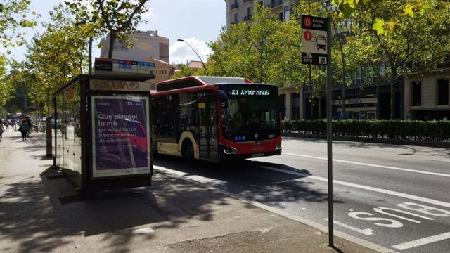 Un bus exprés X1 de TMB en la Gran Via / METRÓPOLI - JORDI SUBIRANA
