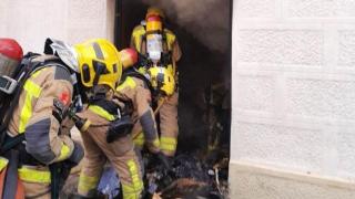 Bomberos durante el incendio en Collblanc-La Torrassa / BOMBERS