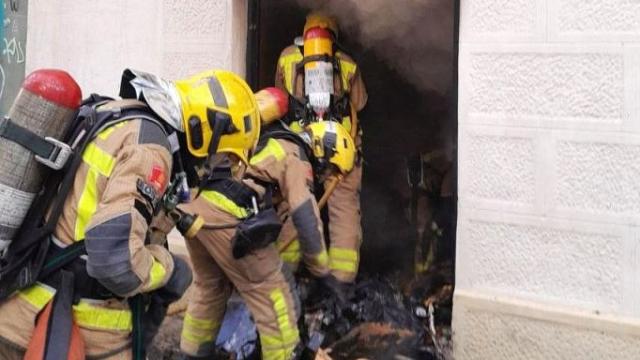 Archivo de los Bomberos de la Generalitat durante una actuación en una vivienda