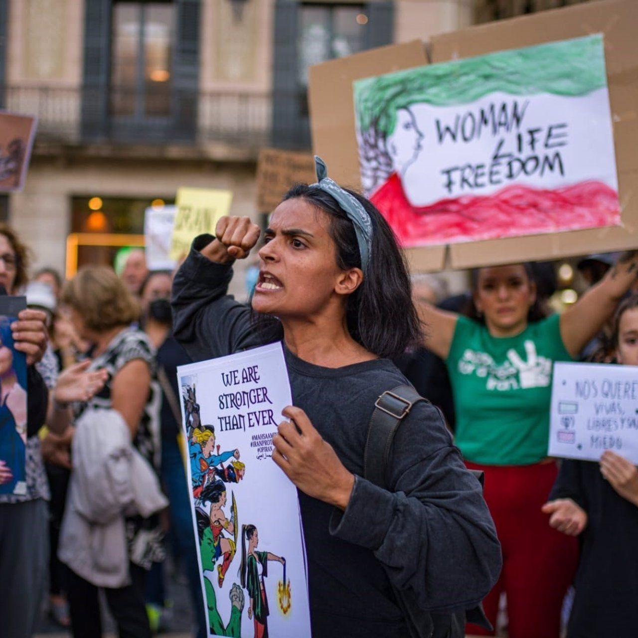 Manifestantes en Barcelona protestan por los derechos de las mujeres en Irán / LORENA SOPENA - EP