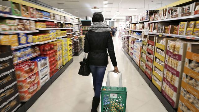 Una clienta en uno de los supermercados del país / EFE