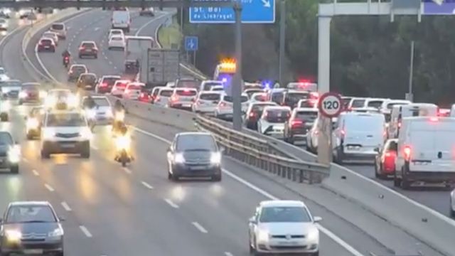 Retenciones en la C-32 por un accidente en una imagen de archivo / TRÀNSIT