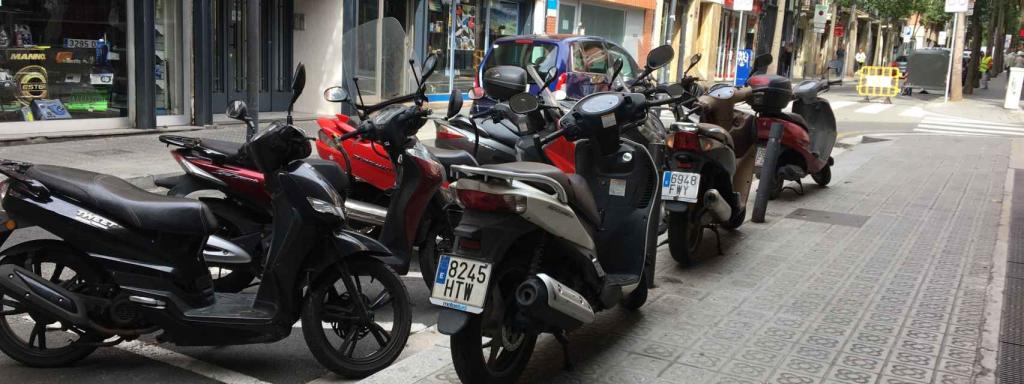 Motos estacionades al carrer / METRÒPOLI - RP