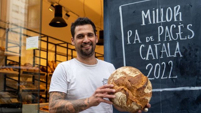 David Hernández, ganador del premio del mejor pan de pagès de Catalunya en su panadería, Montserrat Forners / GALA ESPÍN