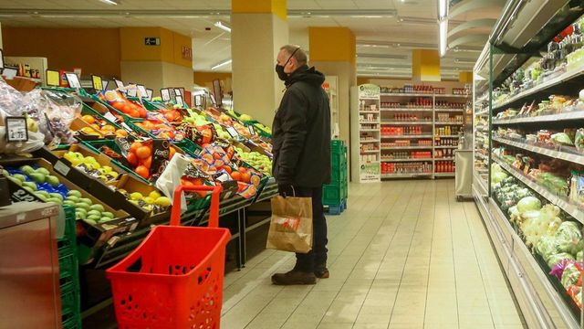 Comprador en un supermercado / EUROPA PRESS