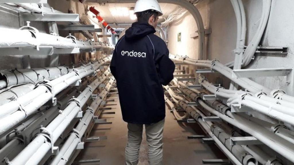 Trabajador de Endesa en las galerías de una subestación eléctrica / ENDESA