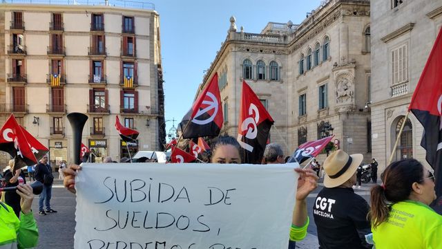 Una trabajadora, en la manifestación convocada por CGT de los limpiadores de grafitis de Barcelona / CGT