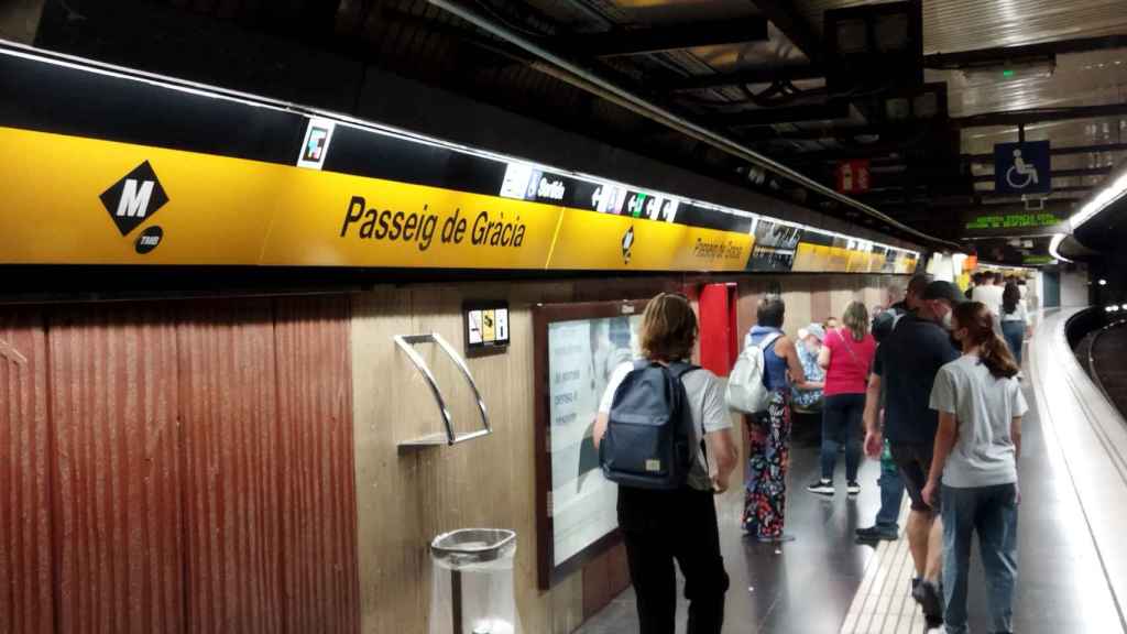 Pasajeros en el andén de paseo de Gràcia de la L4 del metro de Barcelona