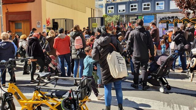 Exterior de la escuela donde los alumnos han hecho una protesta para que una compañera con autismo tenga un monitor de piscina / ESCOLA TEIXIDORES DE GRÀCIA
