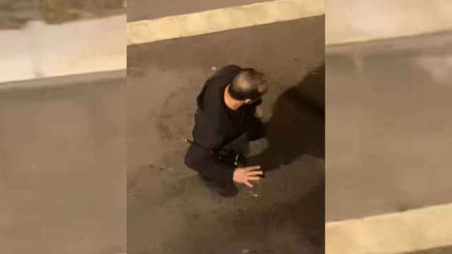 Uno de los mossos fuera de servicio con el arma extensible / TWITTER