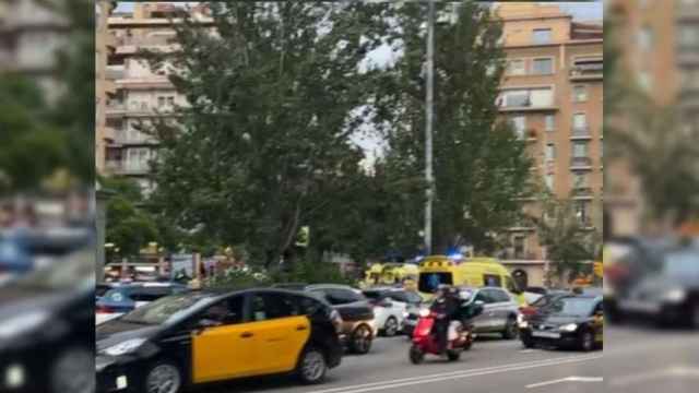 Unidades policiales y de emergencias en la plaza Molina de Barcelona