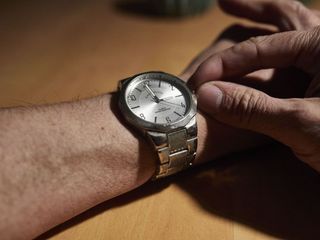 Un hombre cambia la hora en su reloj en una imagen de archivo / EUROPA PRESS