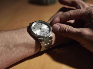 Un hombre cambia la hora en su reloj en una imagen de archivo / EUROPA PRESS