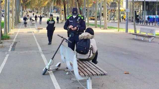 La Guardia Urbana multa a una usuaria de patinete eléctrico en Barcelona / EUROPA PRESS