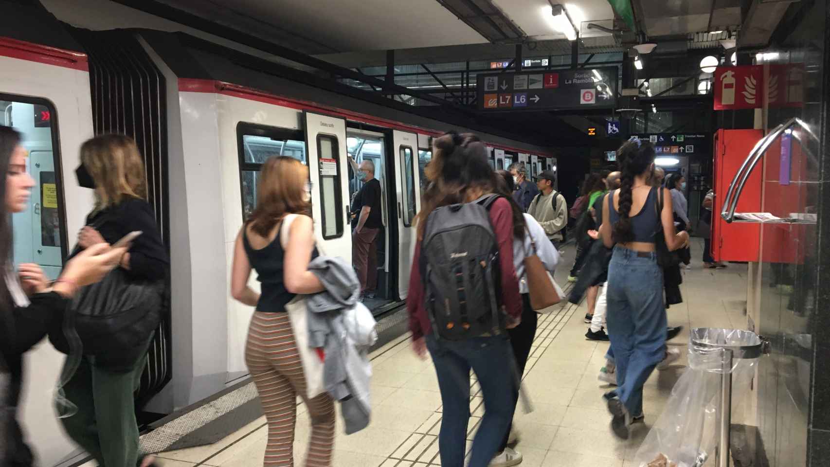 Viajeros en la L1 del metro de Barcelona / RP - METRÓPOLI