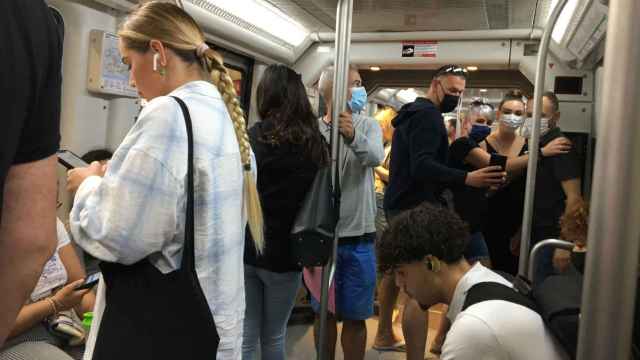Viajeros en un convoy del metro / MA
