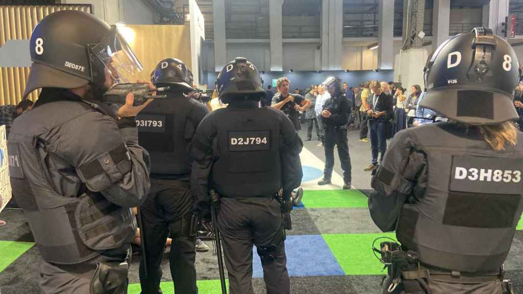 La BRIMO dels Mossos desallotja els activistes que van irrompre en una edició de The District